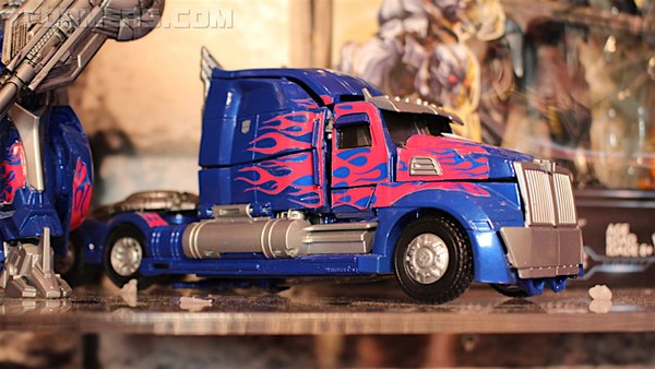 MORE Transformers Showroom Images Trypticon, Titans Return, Last Knight, Robots In Disguise  (21 of 60)